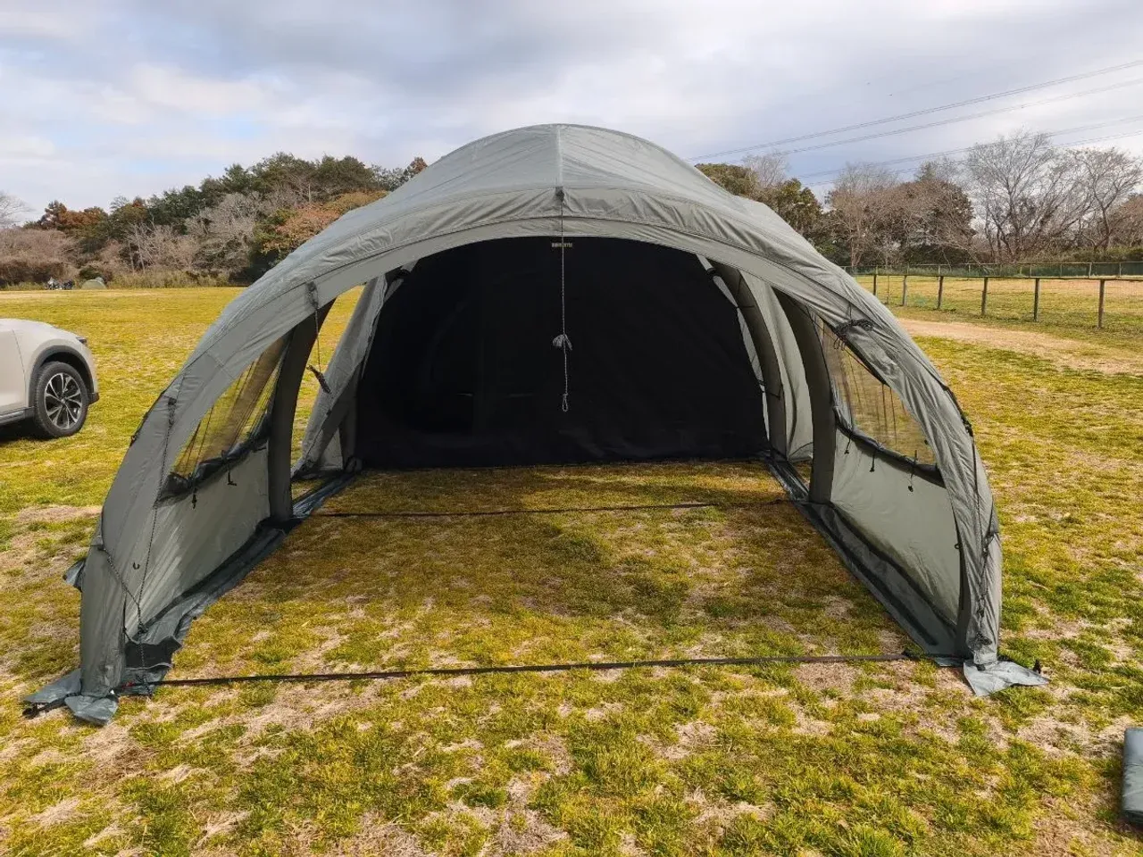 テント内部の広い土間空間。薪ストーブやテーブルを配置しても余裕がある