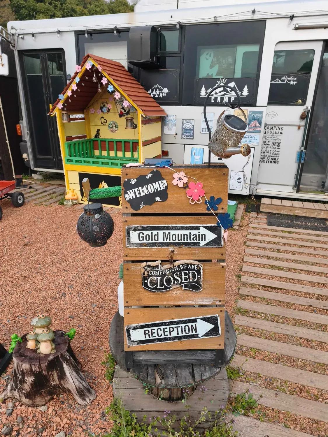 ゴールドマウンテンオートキャンプ場 受付の看板