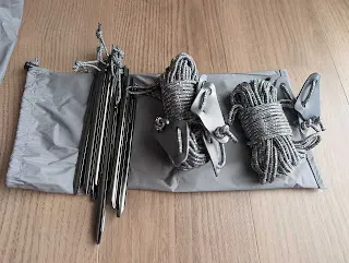 収納袋の口からテントを取り出したところ。袋の口が小さめでテントの出し入れに多少力が要る