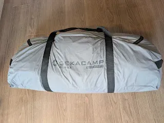 SEKACAMP G-MAX TENTの収納袋。グレーのシンプルな外観